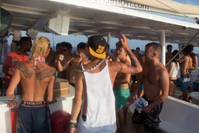 jovenes al lado del bar de un barco